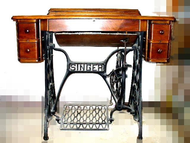 Vintage Singer Sewing Machine in Cabinet with Four Drawers