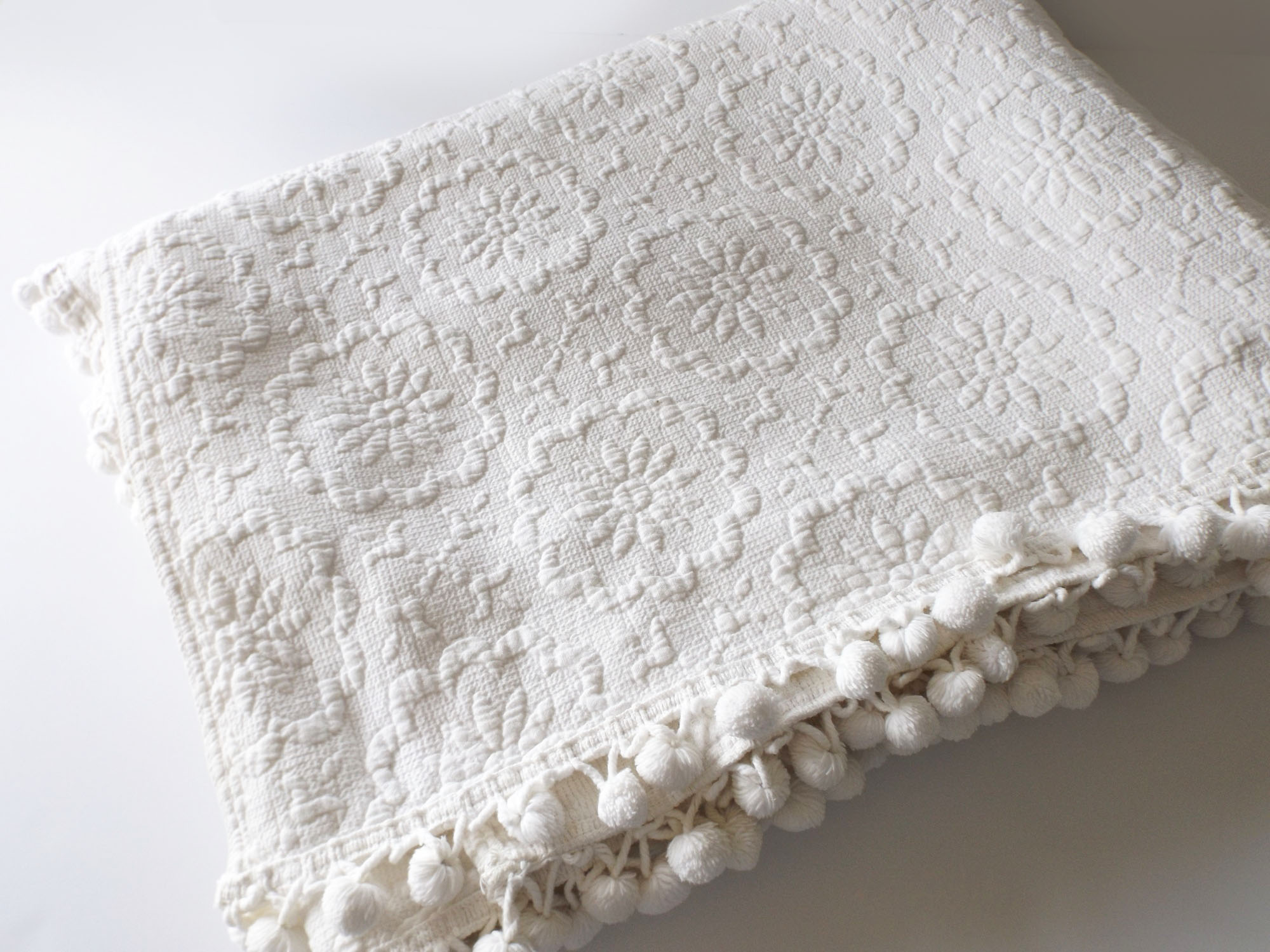 Vintage Woven White Twin Bedspread
