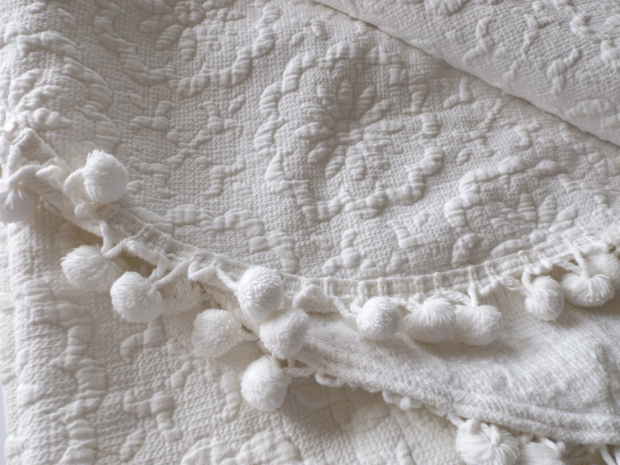 Vintage Woven White Twin Bedspread