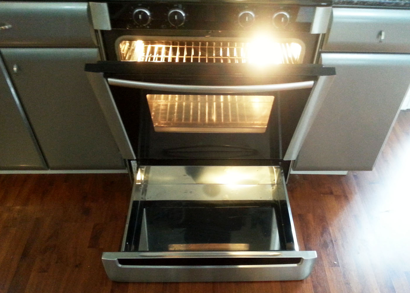 Bosch Smooth-Top Free-Standing Stainless and Black Electric Range