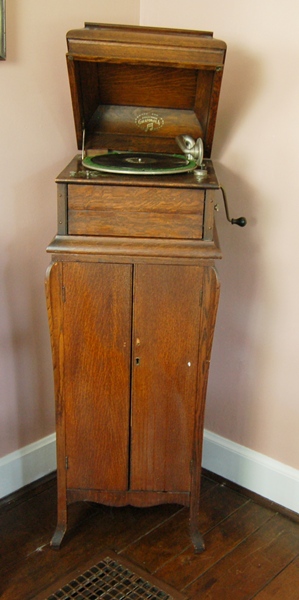 Columbia Grafonola Phonograph and Records