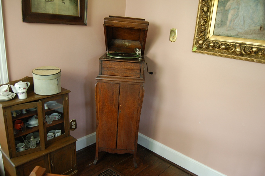 Columbia Grafonola Phonograph and Records