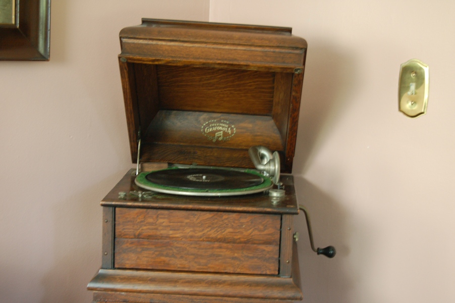 Columbia Grafonola Phonograph and Records