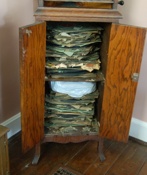 Columbia Grafonola Phonograph and Records