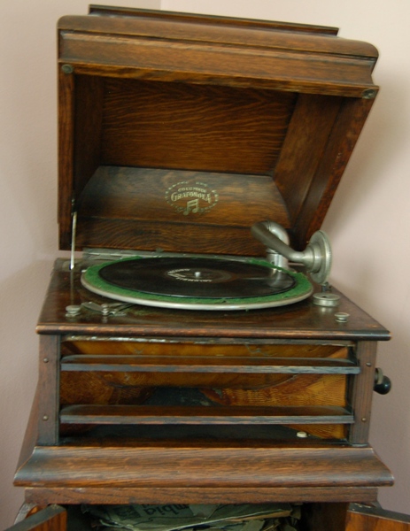 Columbia Grafonola Phonograph and Records