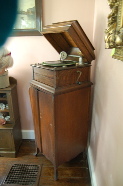 Columbia Grafonola Phonograph and Records