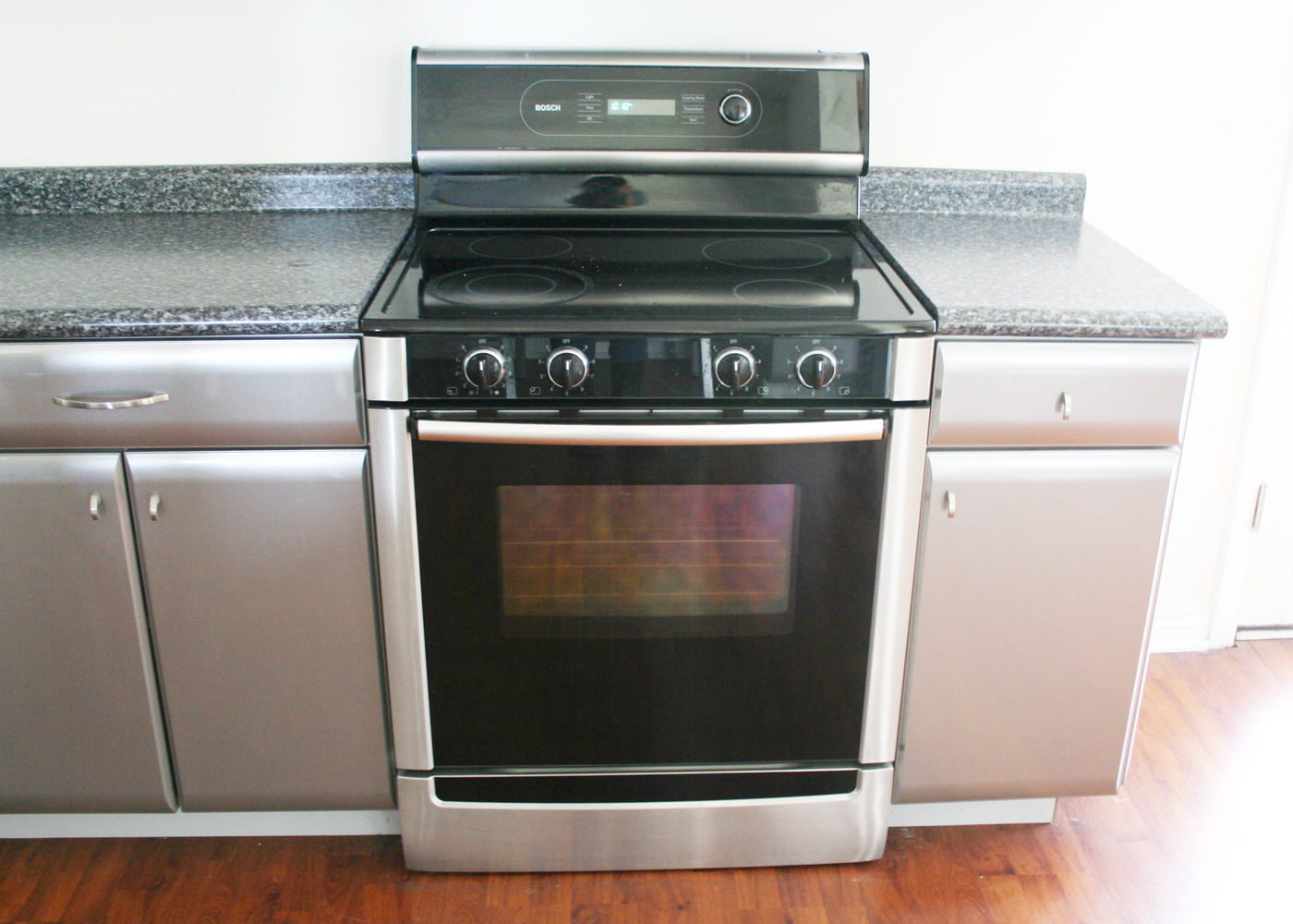 Bosch Smooth-Top Free-Standing Stainless and Black Electric Range