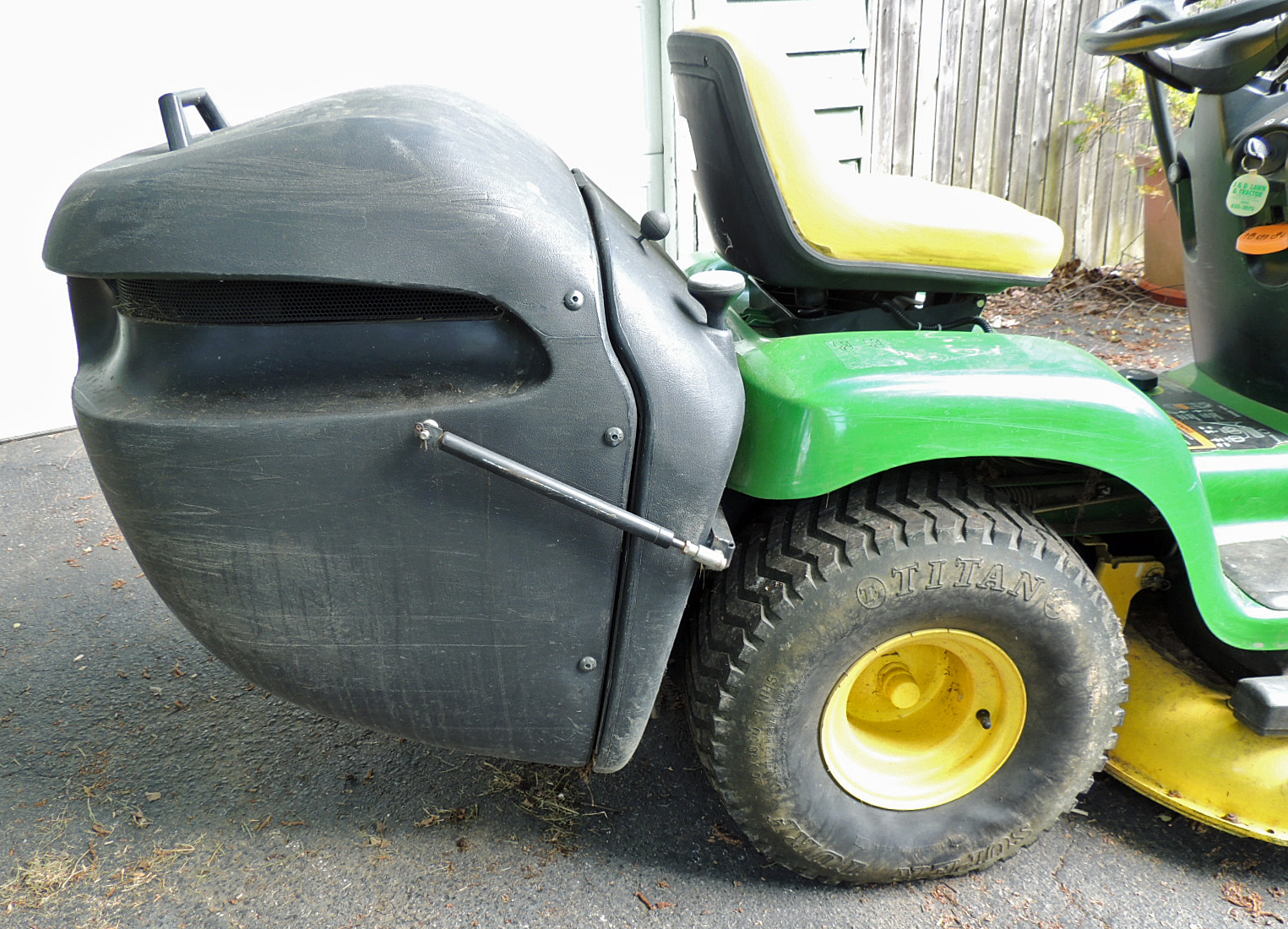 John Deere LTR166 Riding Mower