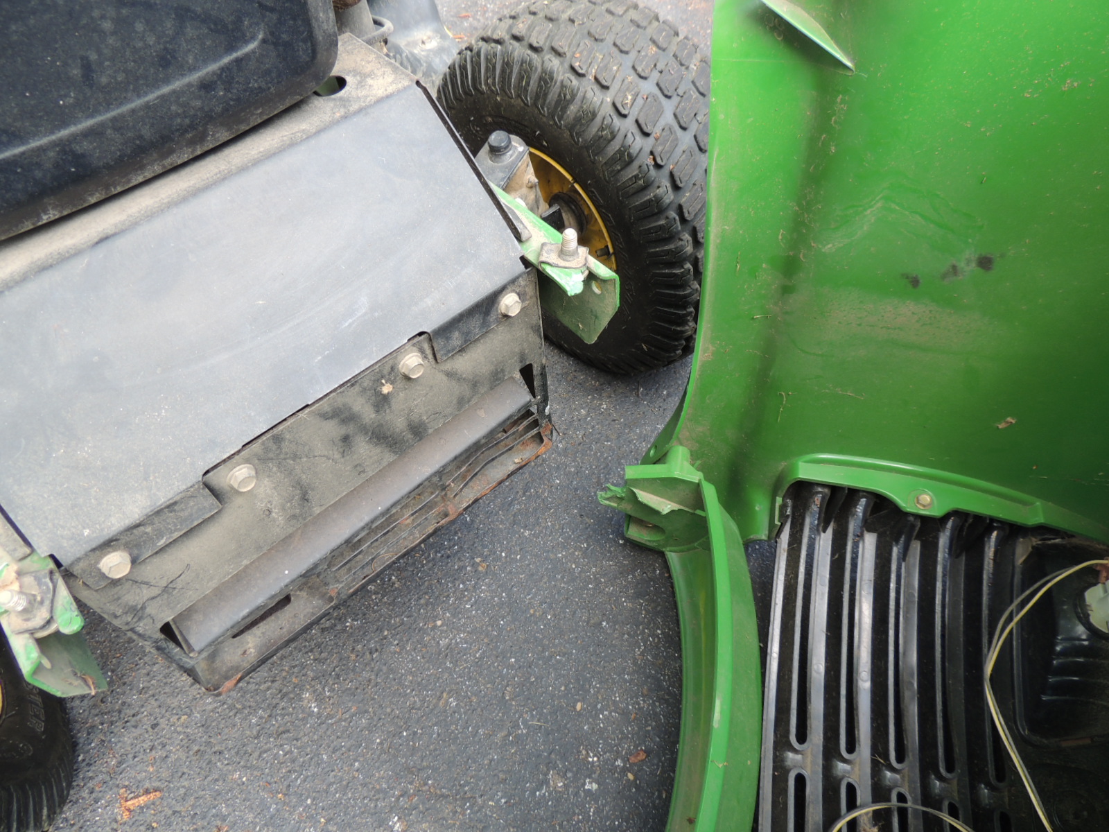 John Deere LTR166 Riding Mower