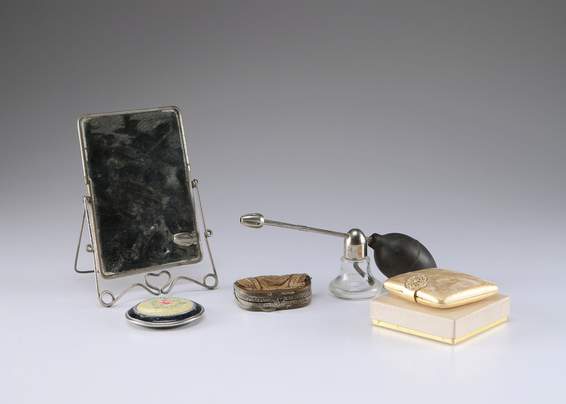 An Array of vintage Ladies Vanity Accessories