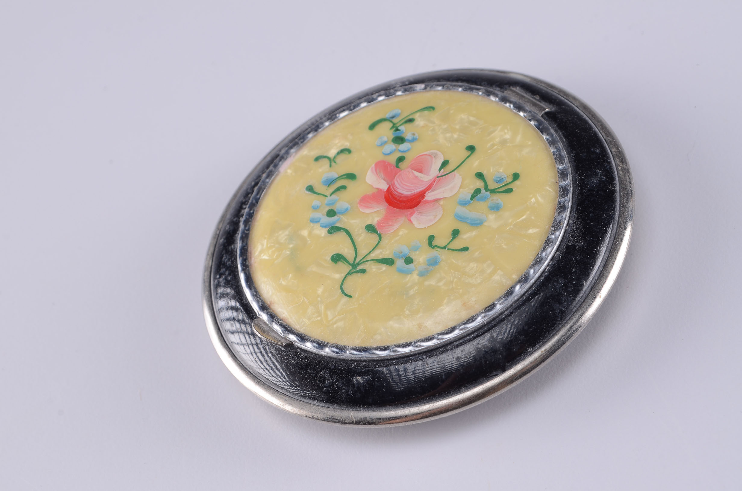 An Array of vintage Ladies Vanity Accessories