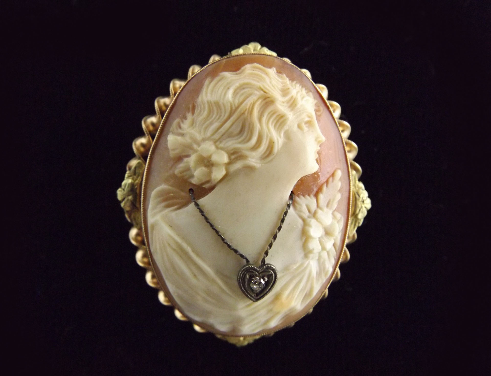 Vintage Shell Cameo Brooch
