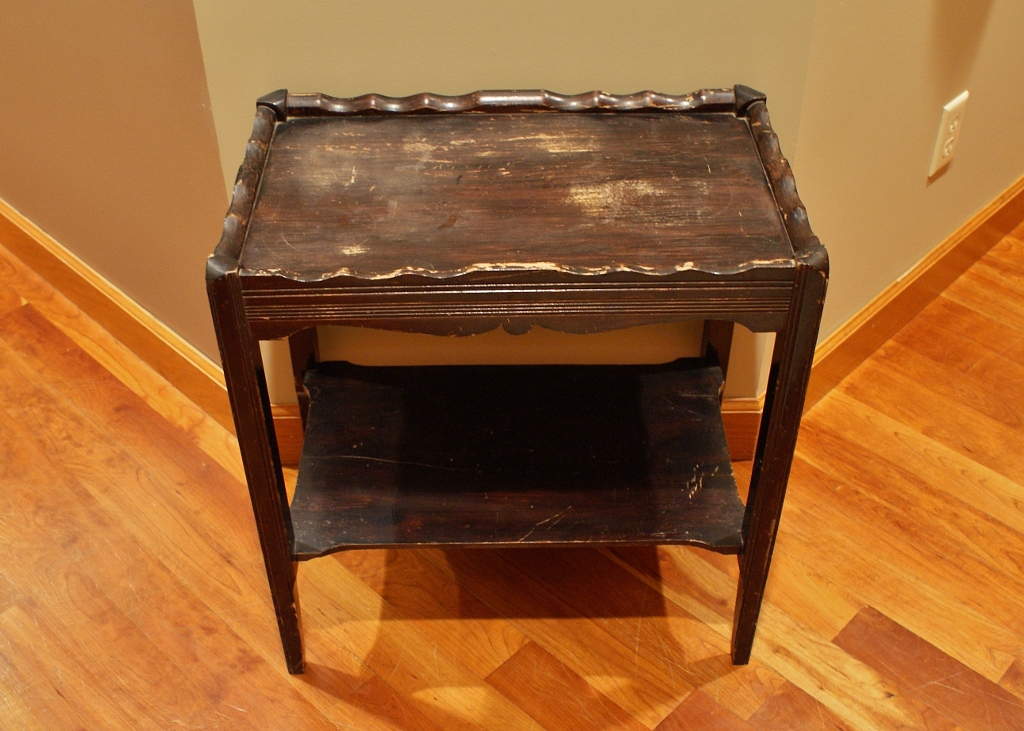 Vintage Pie Crust Edge Table