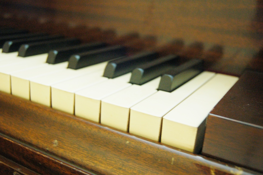 Baldwin Baby Grand Piano With Ivory Keys