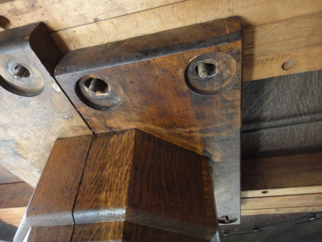 Early 20th Century Oak Pedestal Dining Table with Tyden Lock 