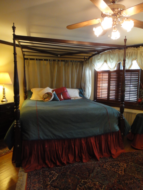 Ethan Allen Georgian Court King Bed  