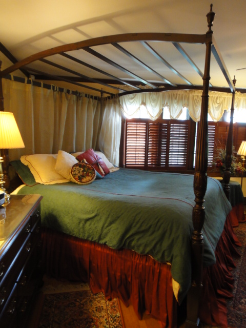 Ethan Allen Georgian Court King Bed  