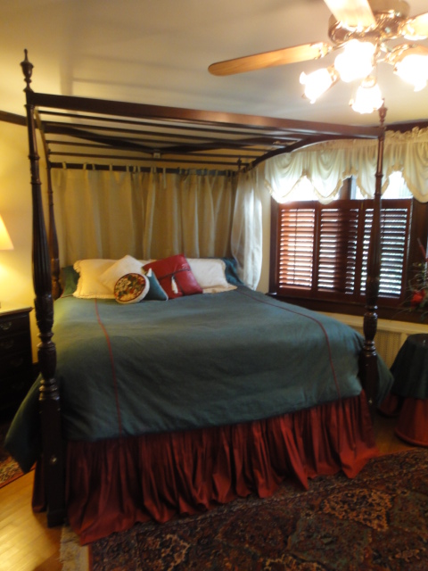 Ethan Allen Georgian Court King Bed  