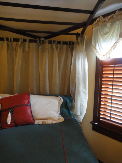 Ethan Allen Georgian Court King Bed  