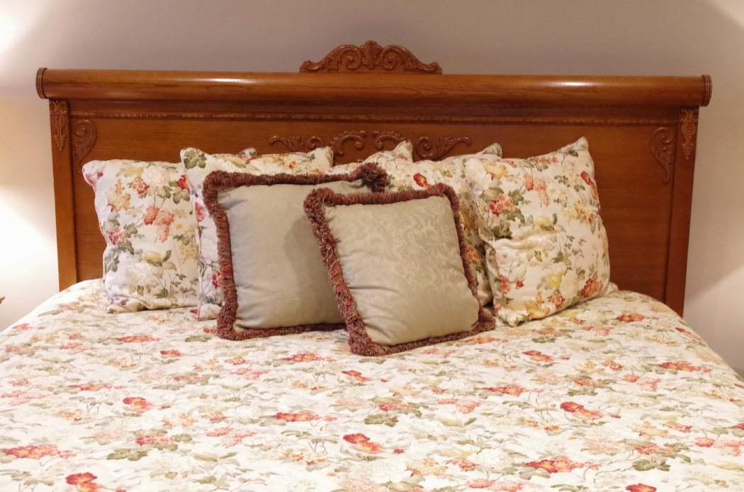 Lexington "Victorian Sampler" Red Oak King Bed