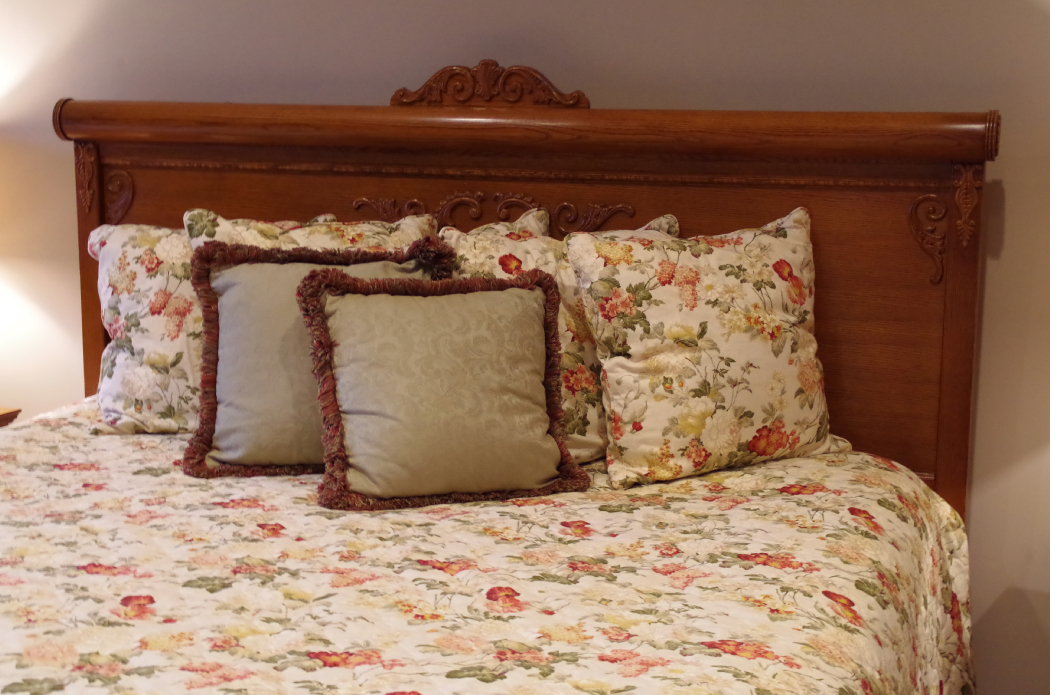 Lexington "Victorian Sampler" Red Oak King Bed