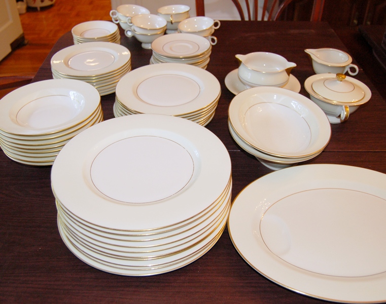 Theodore Haviland 'Gramercy' China Set and Serveware