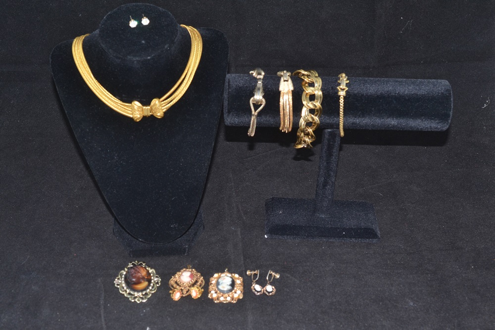 Vintage Lot of Cameo And Gold Toned Jewelry