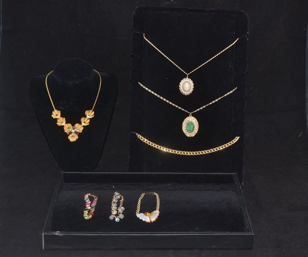  Vintage Jewelry: Four Necklaces And Three Bracelets