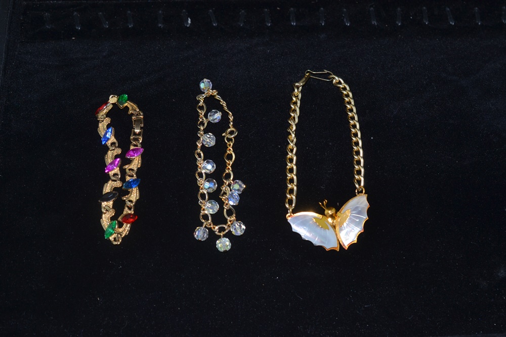  Vintage Jewelry: Four Necklaces And Three Bracelets