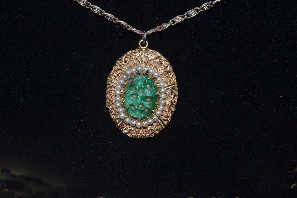  Vintage Jewelry: Four Necklaces And Three Bracelets