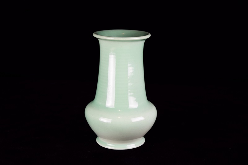 An Urn Shaped Rookwood Vase in a Pistachio Green Glaze