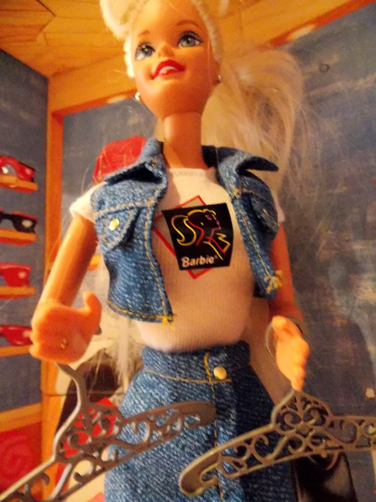 1997 Cool Shoppin' Barbie Set with Barbie Doll