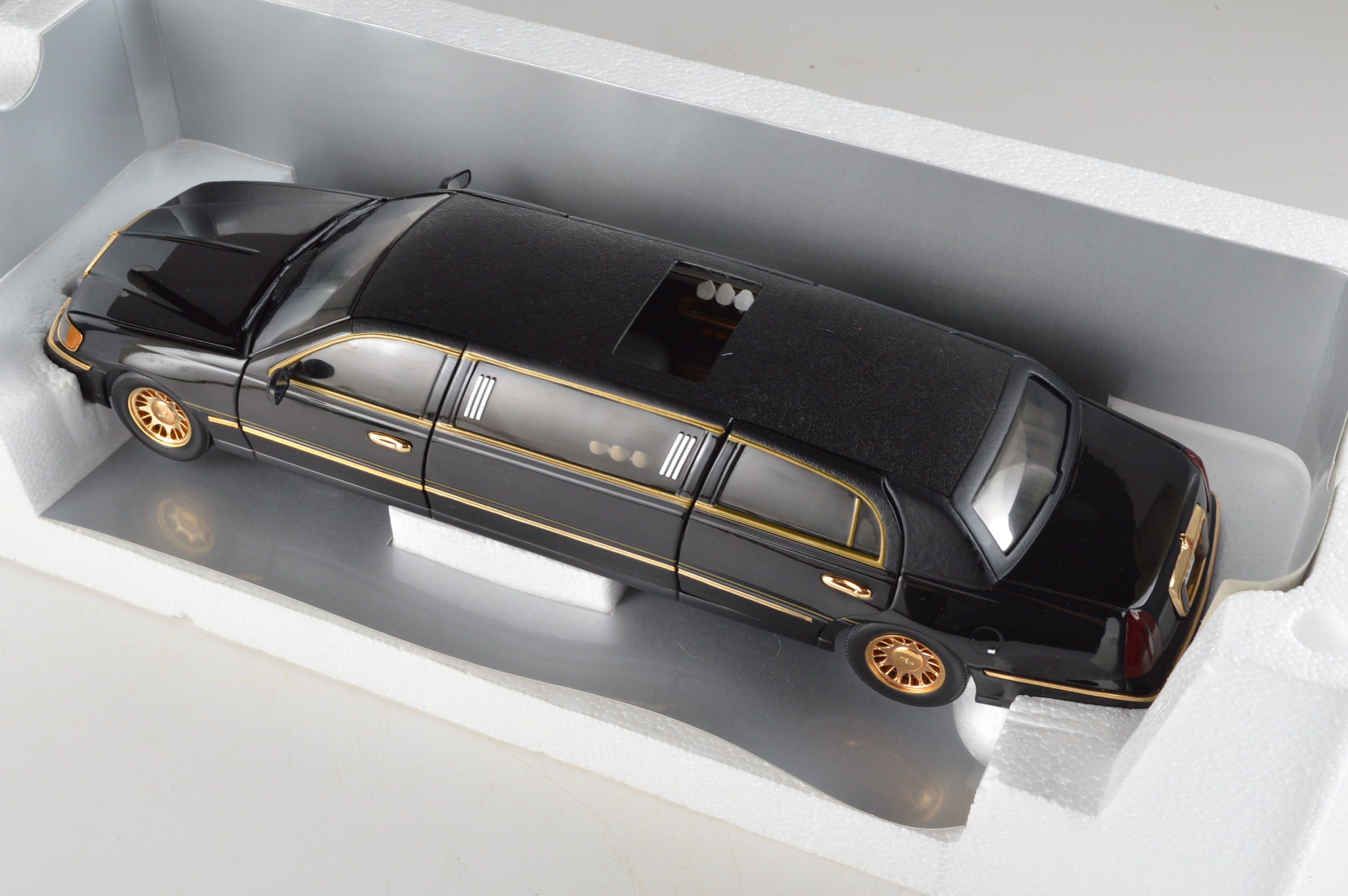 Sun Star Millennium Edition Lincoln Limousine Die Cast Model Car