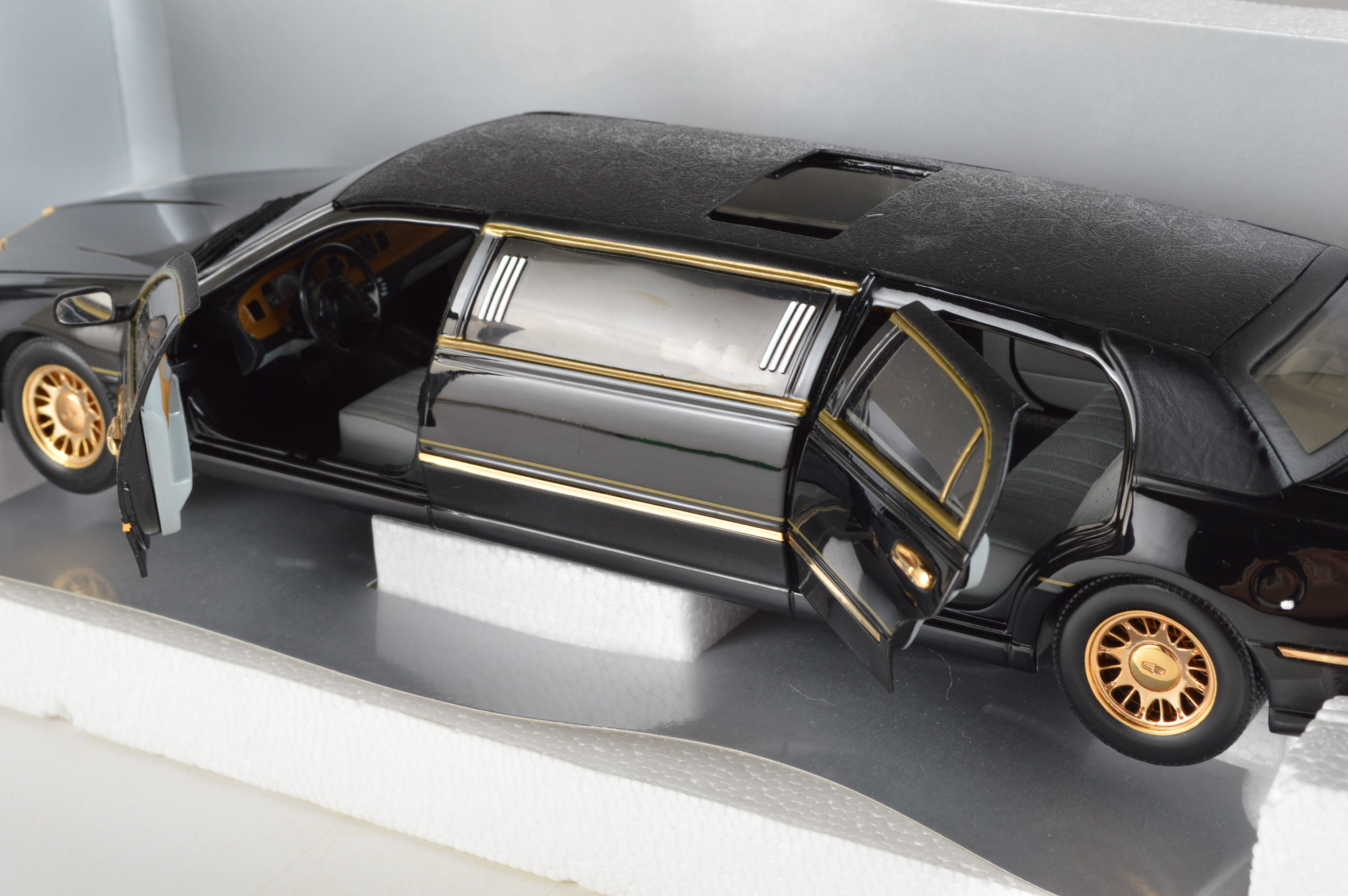 Sun Star Millennium Edition Lincoln Limousine Die Cast Model Car