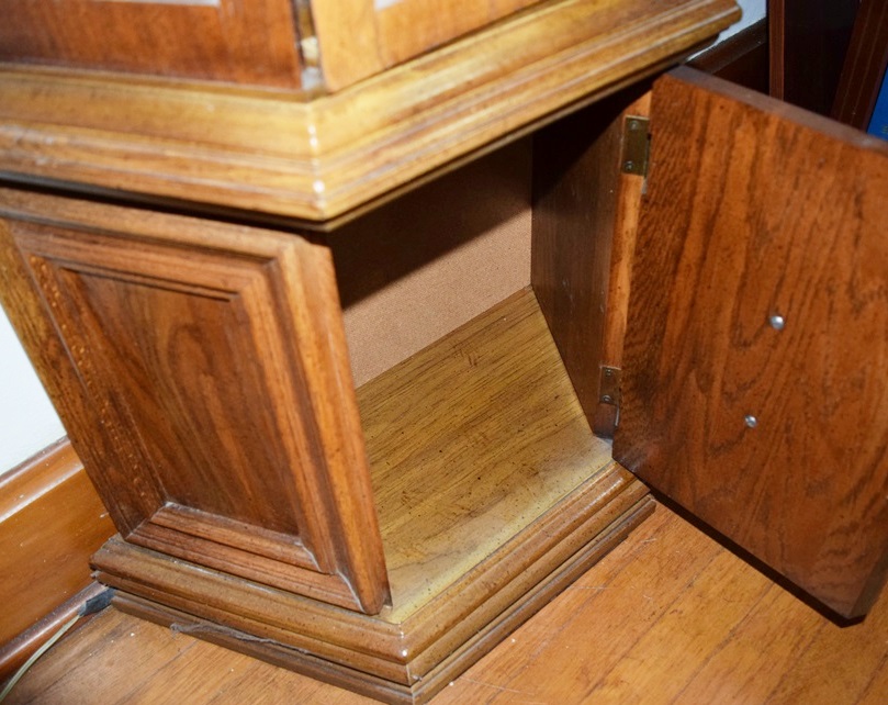 A Curio Cabinet in Oak with Three Glass Shelves