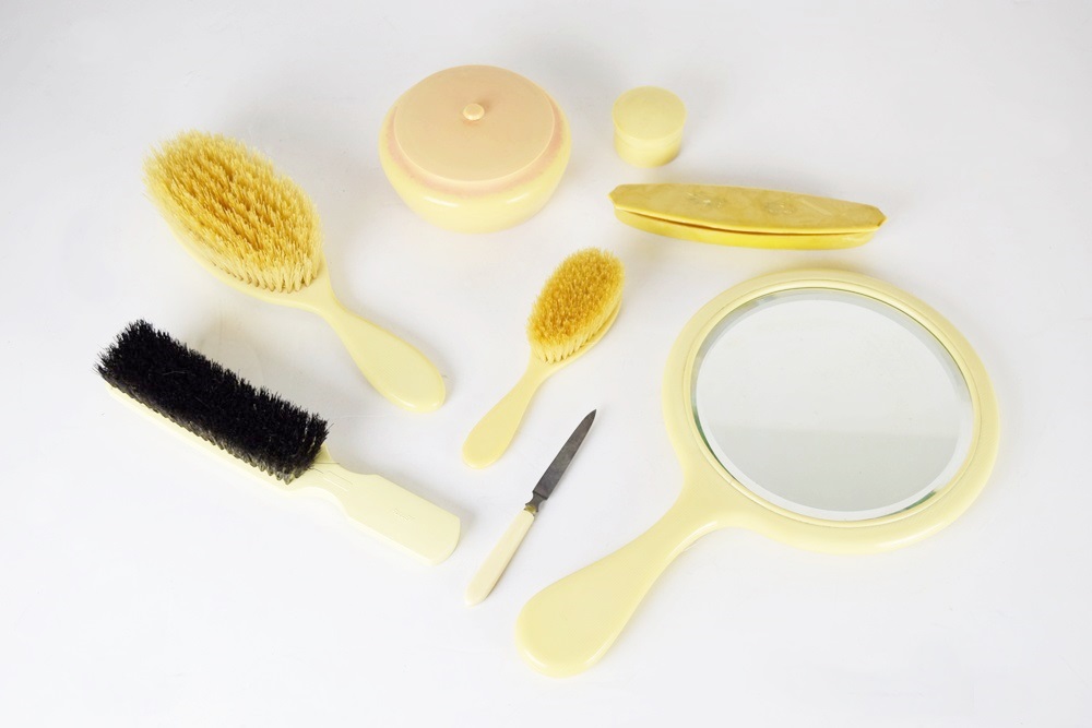 A Women's Vintage Vanity Set 