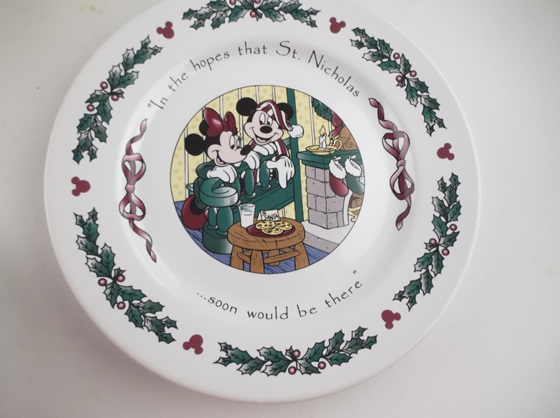 64 Piece Disney "Twas the Night Before Christmas" Dinnerware Set