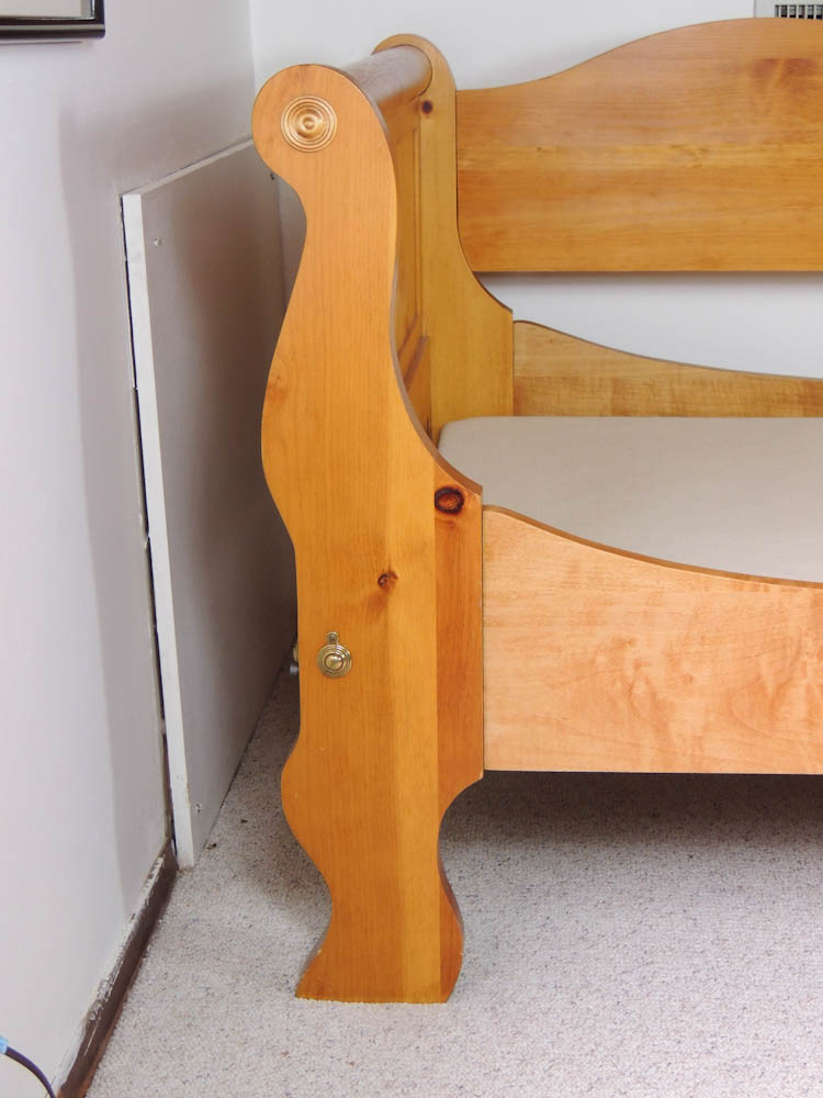 Tom Seely Early American Reproduction Sleigh Daybed