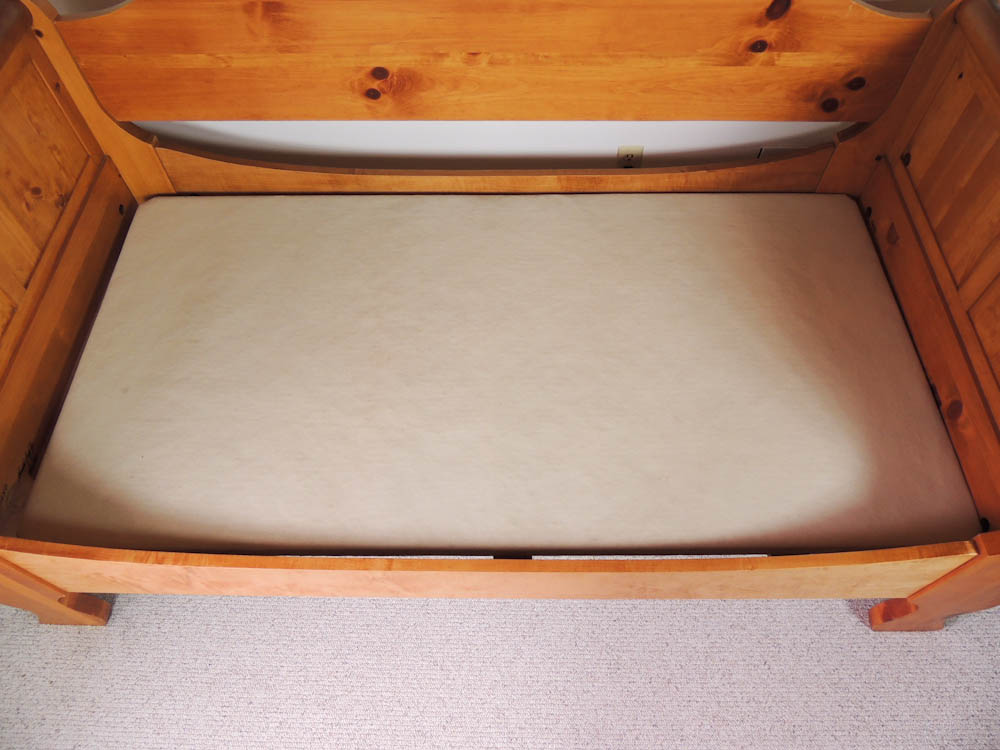 Tom Seely Early American Reproduction Sleigh Daybed