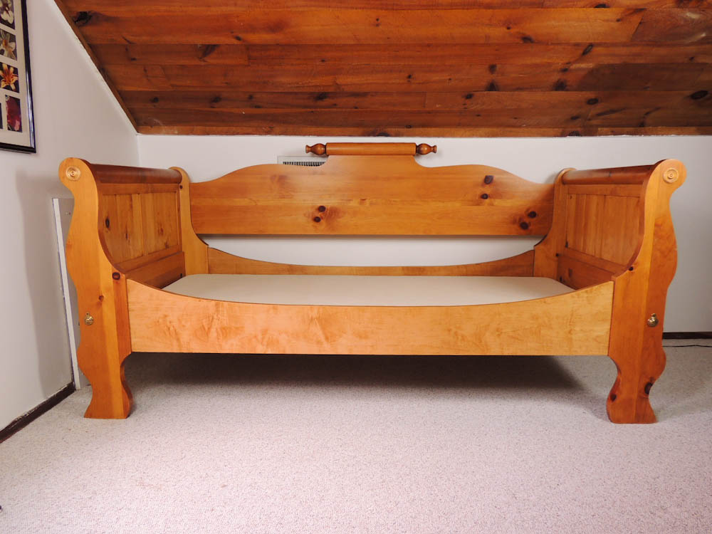 Tom Seely Early American Reproduction Sleigh Daybed