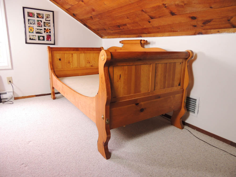 Tom Seely Early American Reproduction Sleigh Daybed