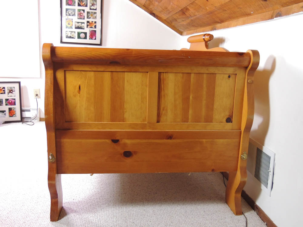 Tom Seely Early American Reproduction Sleigh Daybed