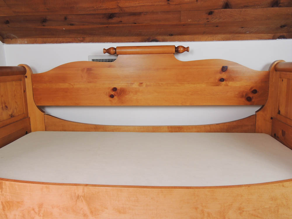 Tom Seely Early American Reproduction Sleigh Daybed