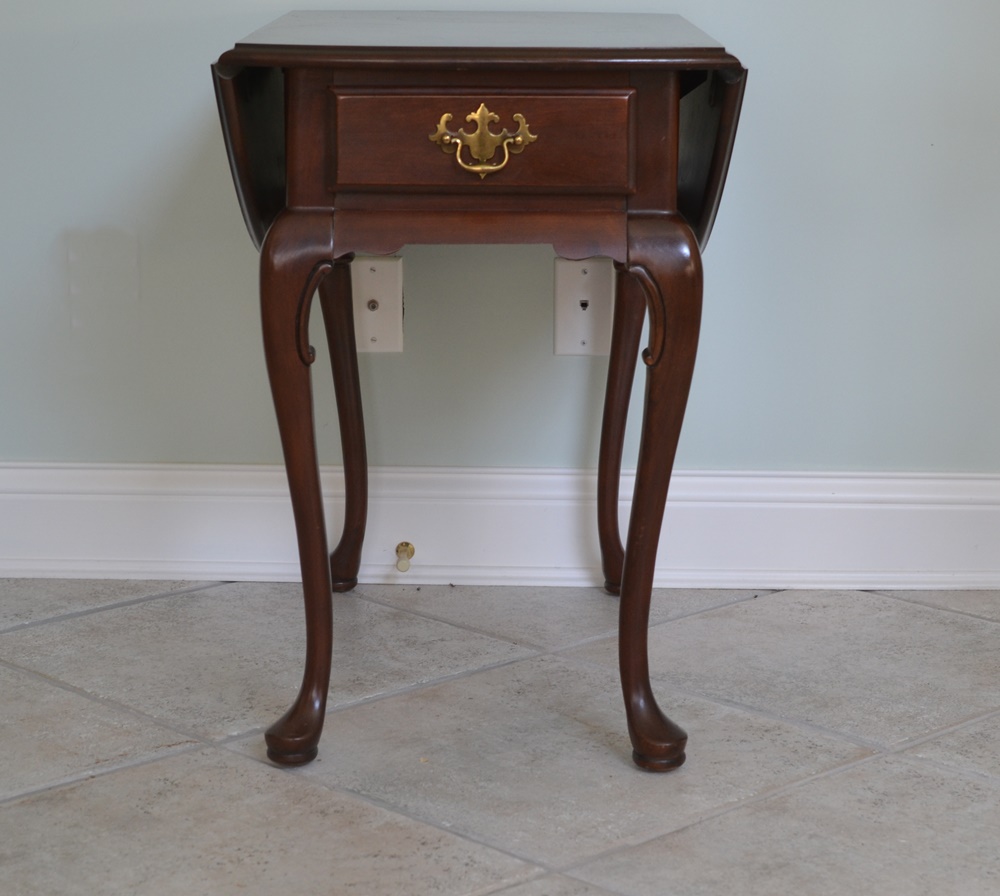 Hammary Furniture Queen Anne Style Drop Leaf Side Table