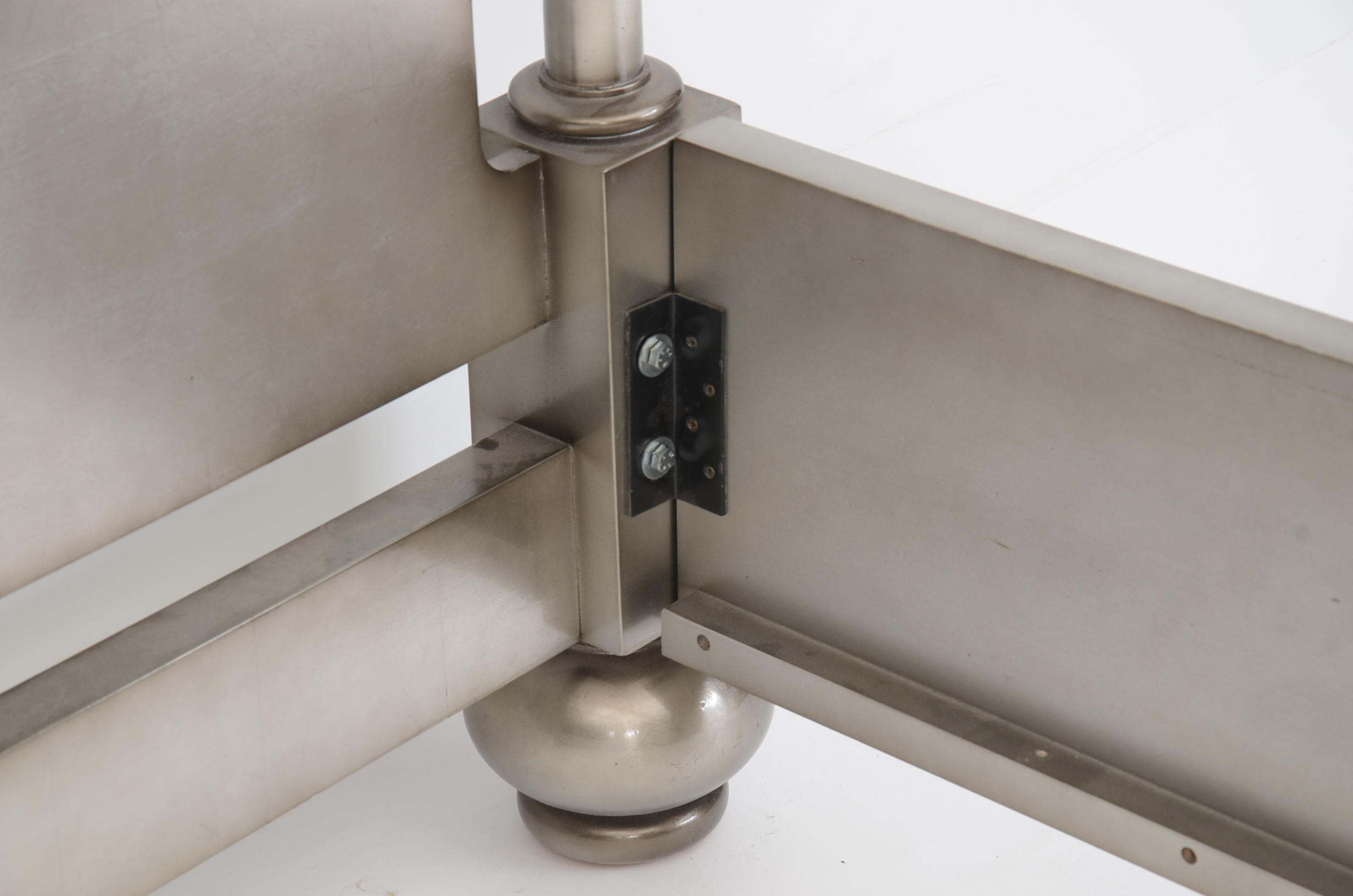 Gorgeous Modern Poster Bed