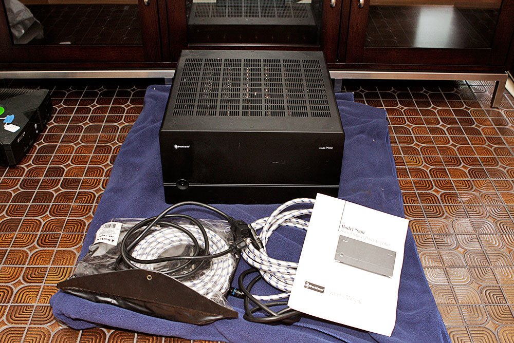 Outlaw Power Amp Model 7900