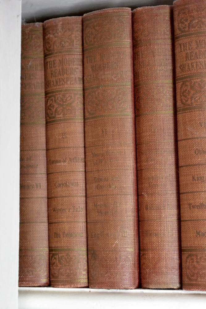Set Funk and Wagnall's New Standard Encyclopedia and Shakespeare