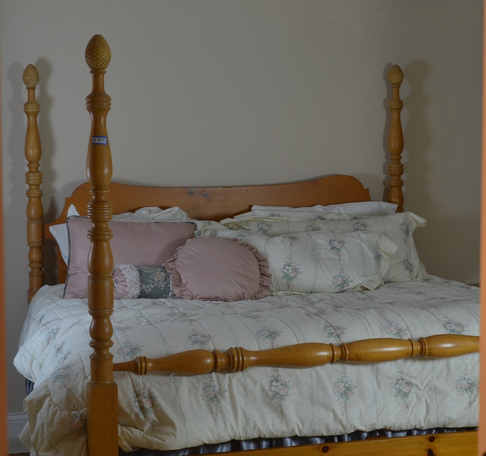 King Size Pine Four Poster Pineapple Finial Bed