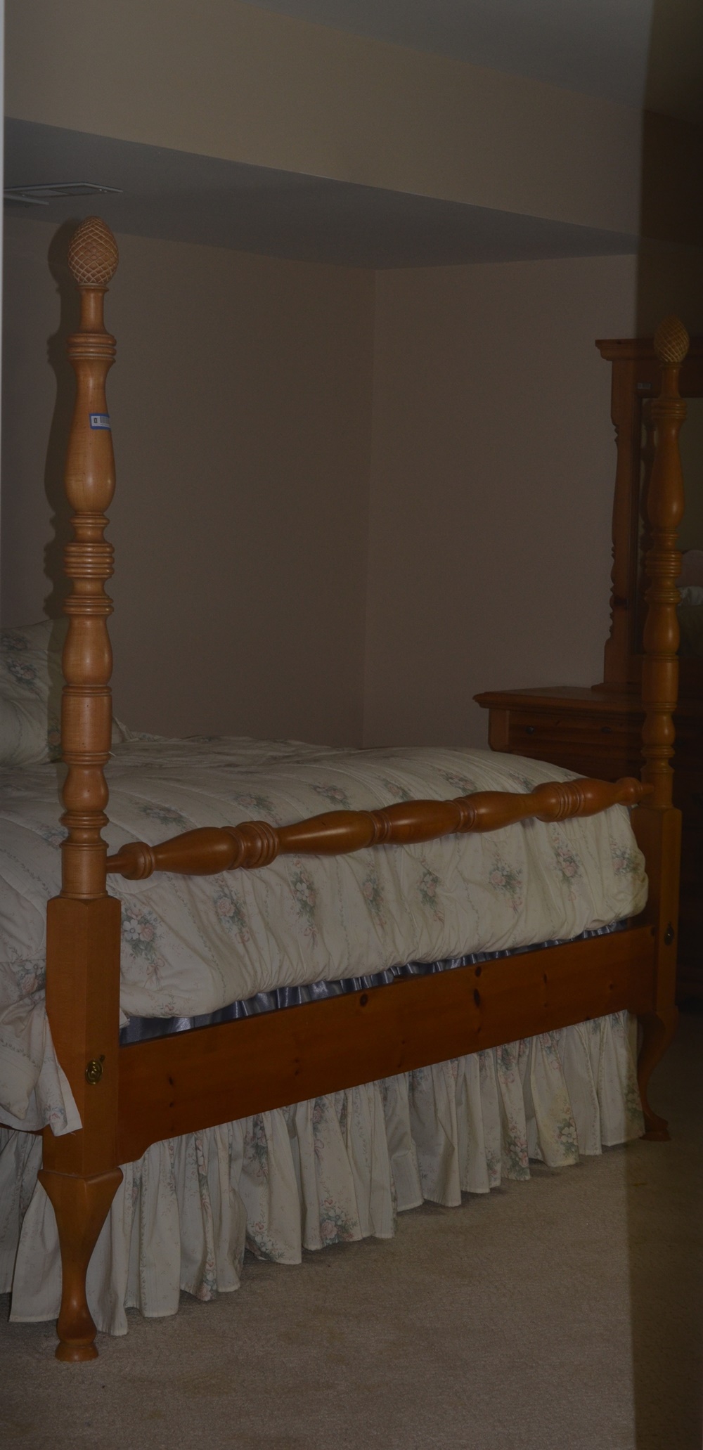 King Size Pine Four Poster Pineapple Finial Bed