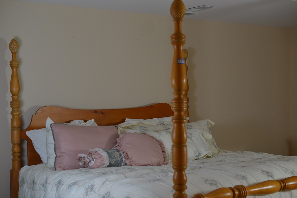 King Size Pine Four Poster Pineapple Finial Bed